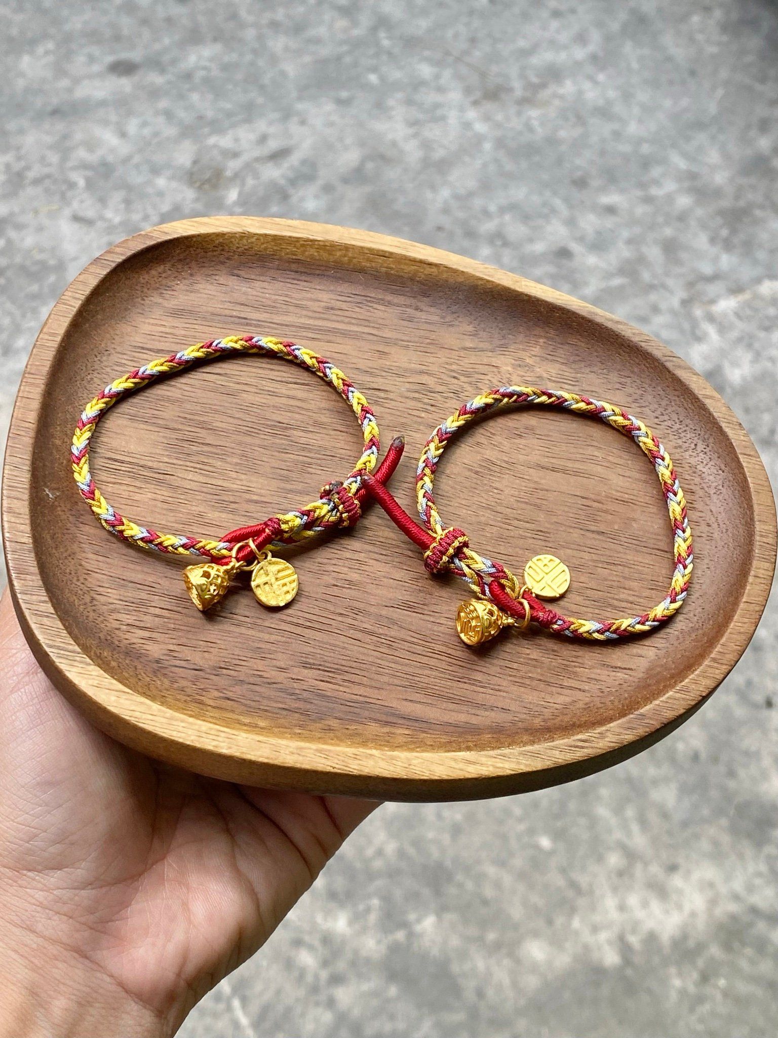  Vòng Tay Dệt May Mắn 