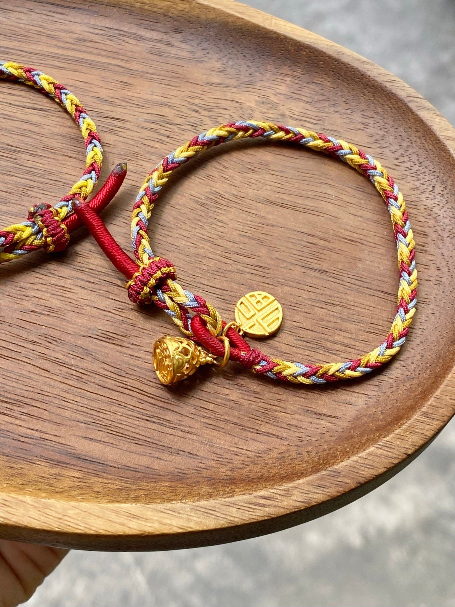 Vòng Tay Dệt May Mắn 