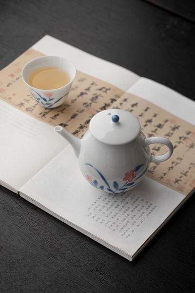  Ấm Sứ Vẽ Tay Hoa Lam Hồng 