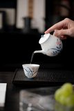  Ấm Sứ Vẽ Tay Hoa Lam Hồng 