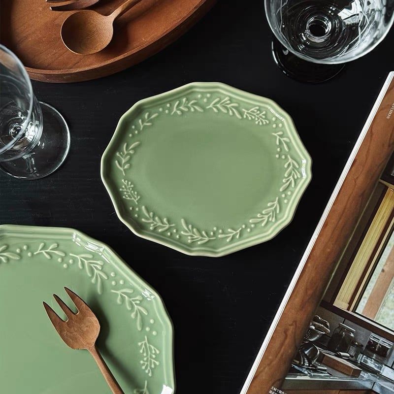  Đĩa Trái Cây Và Cành Hoa Xanh 