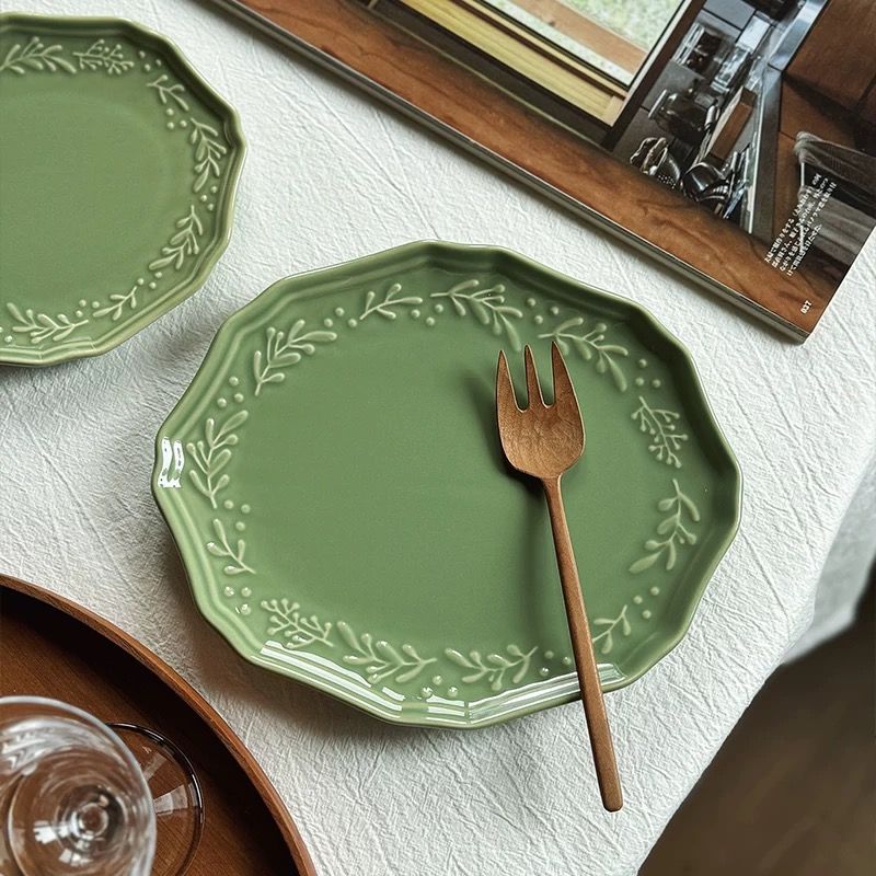  Đĩa Trái Cây Và Cành Hoa Xanh 