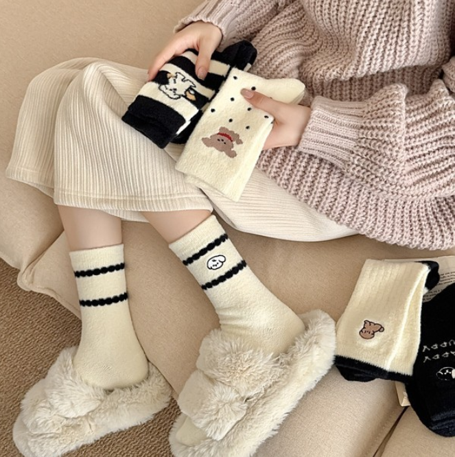  Tất Bông Mềm Đen Trắng 