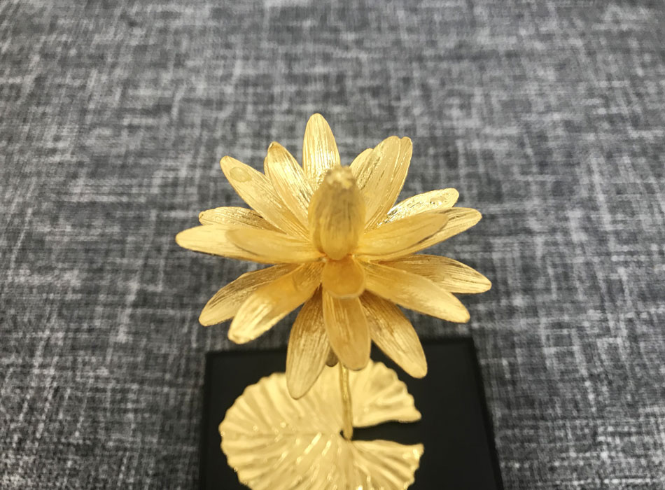 Hoa sung duc vang 24K, Quà tặng 8/3: Hoa Súng đúc vàng nguyên khối tặng vợ
