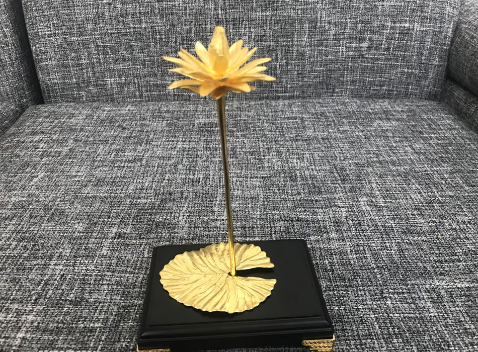 Hoa sung duc vang 24K, Quà tặng 8/3: Hoa Súng đúc vàng nguyên khối tặng vợ