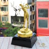 Tượng nữ golfer mạ vàng