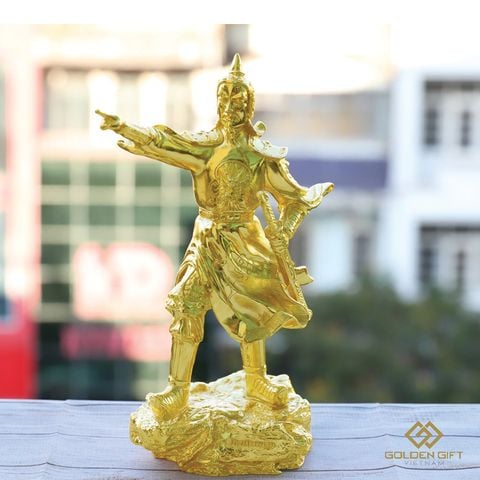Tượng Trần Hưng Đạo mạ vàng