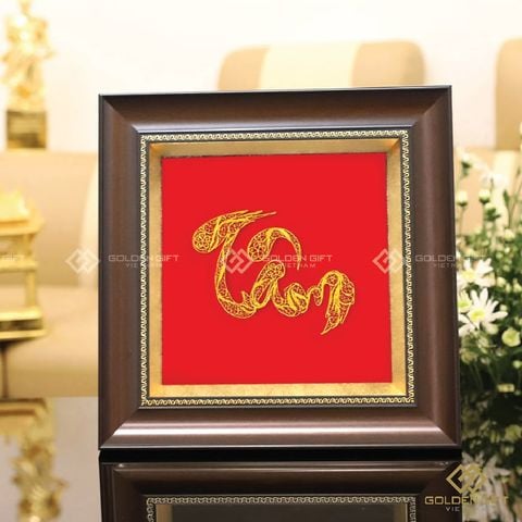 Chữ Tâm thư pháp mạ vàng