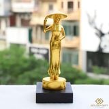 Tượng Cô gái Việt Nam mặc áo dài mạ vàng