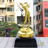 Tượng nữ golfer mạ vàng