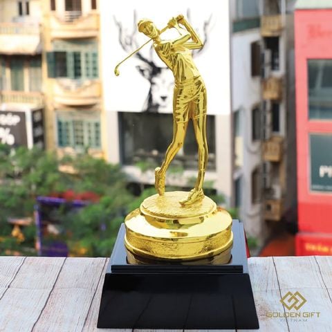Tượng nữ golfer mạ vàng