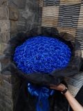 Bó Hoa Sáp 99 Bông Xanh Dương Phủ Lưới Voan | Shop Hoa Hồng Sáp Tphcm