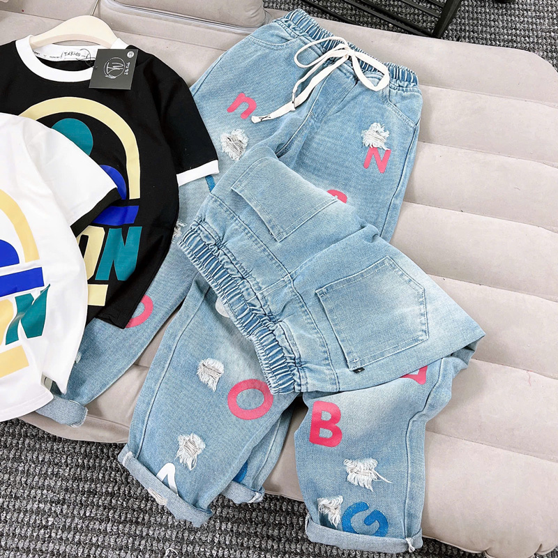 Bộ jean baggy bé gái chữ Vuiton