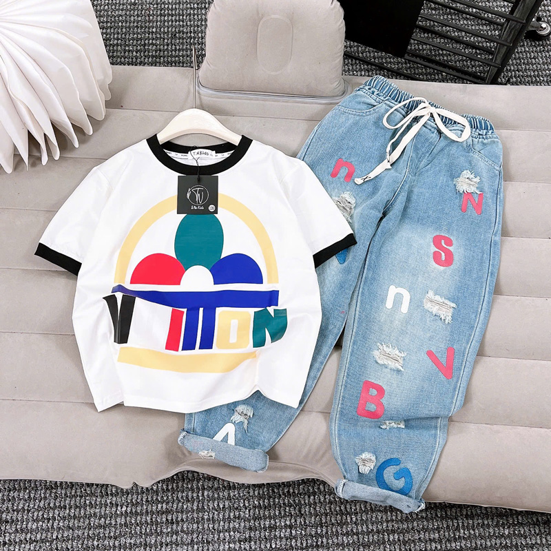 Bộ jean baggy bé gái chữ Vuiton