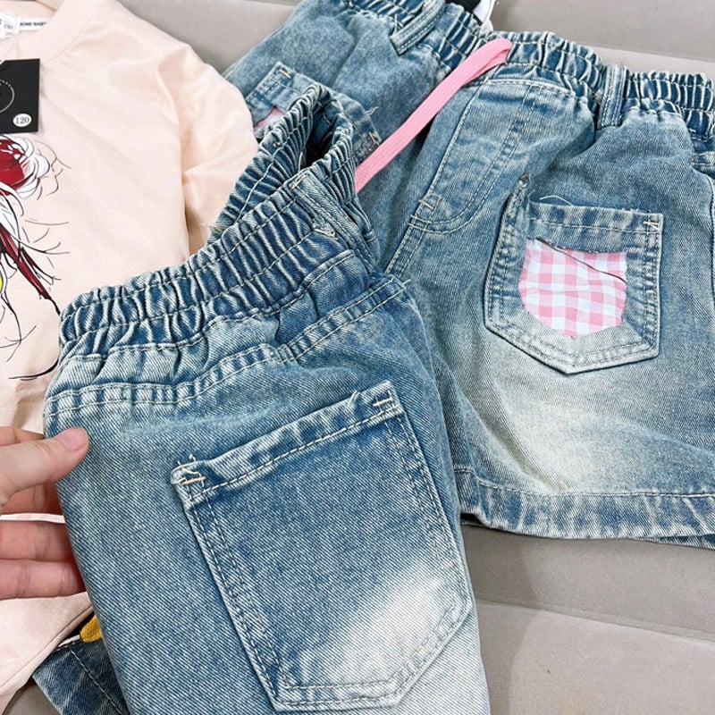 Bộ jean bé gái cô gái đeo kiếng hồng