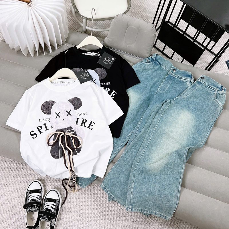 Bộ jean dài rộng bé gái gấu dây