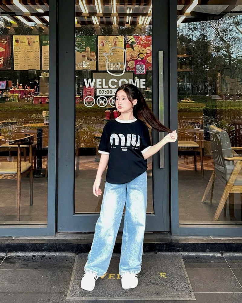 Bộ jean dài bé gái in chữ Miu