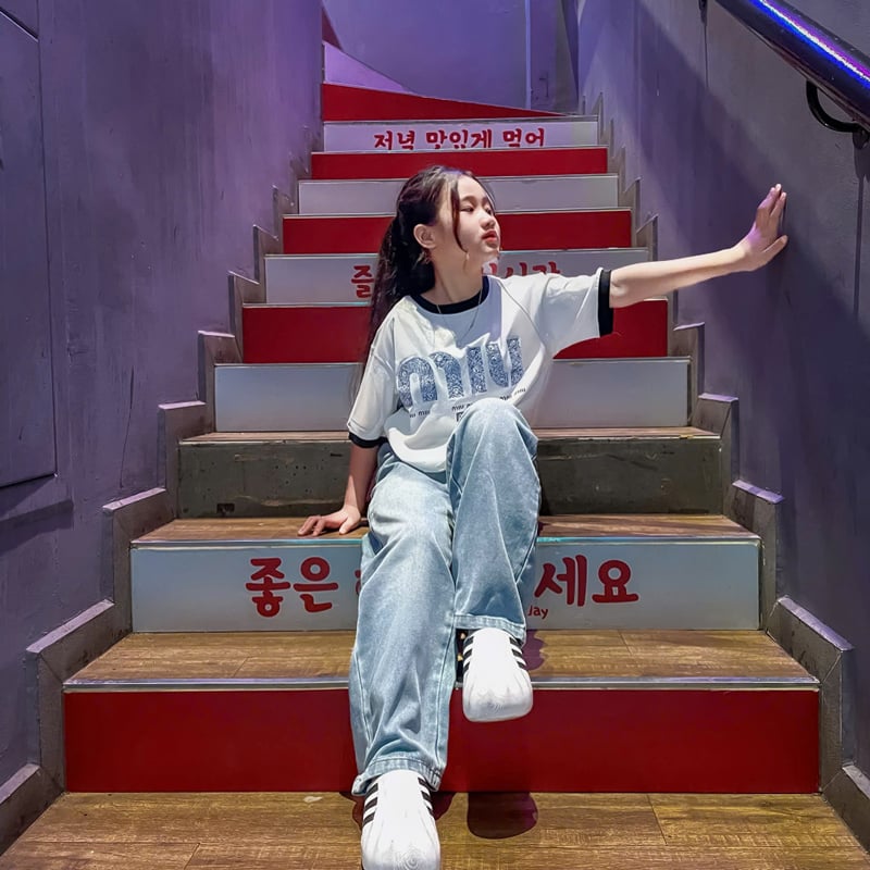 Bộ jean dài bé gái in chữ Miu