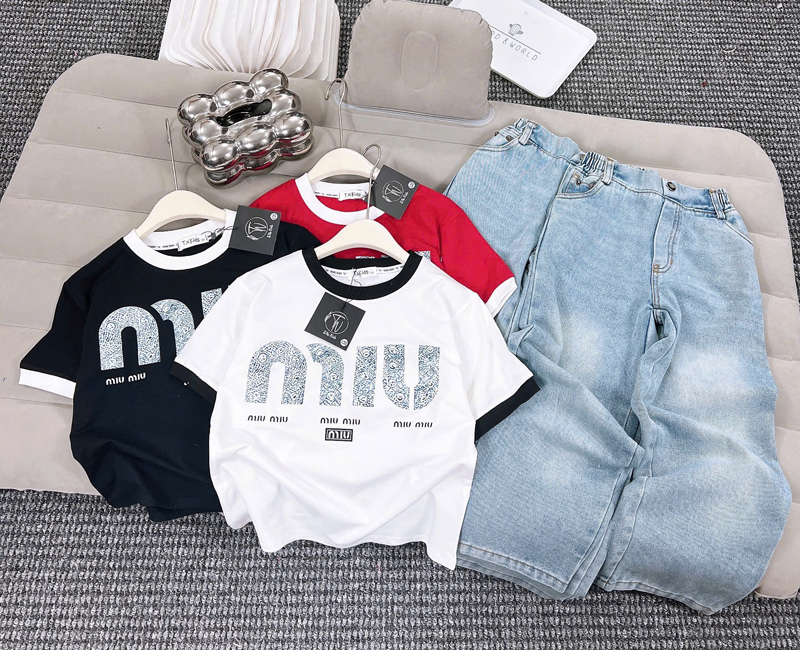 Bộ jean dài bé gái in chữ Miu