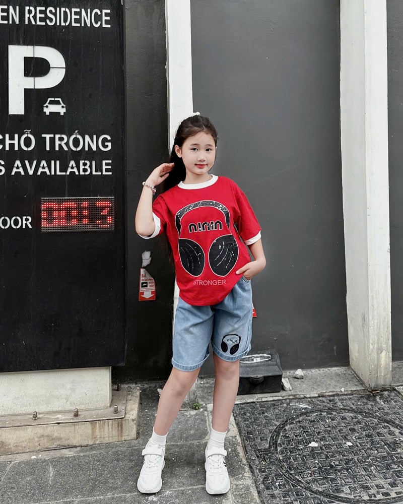 Bộ jean ngố bé gái tai nghe
