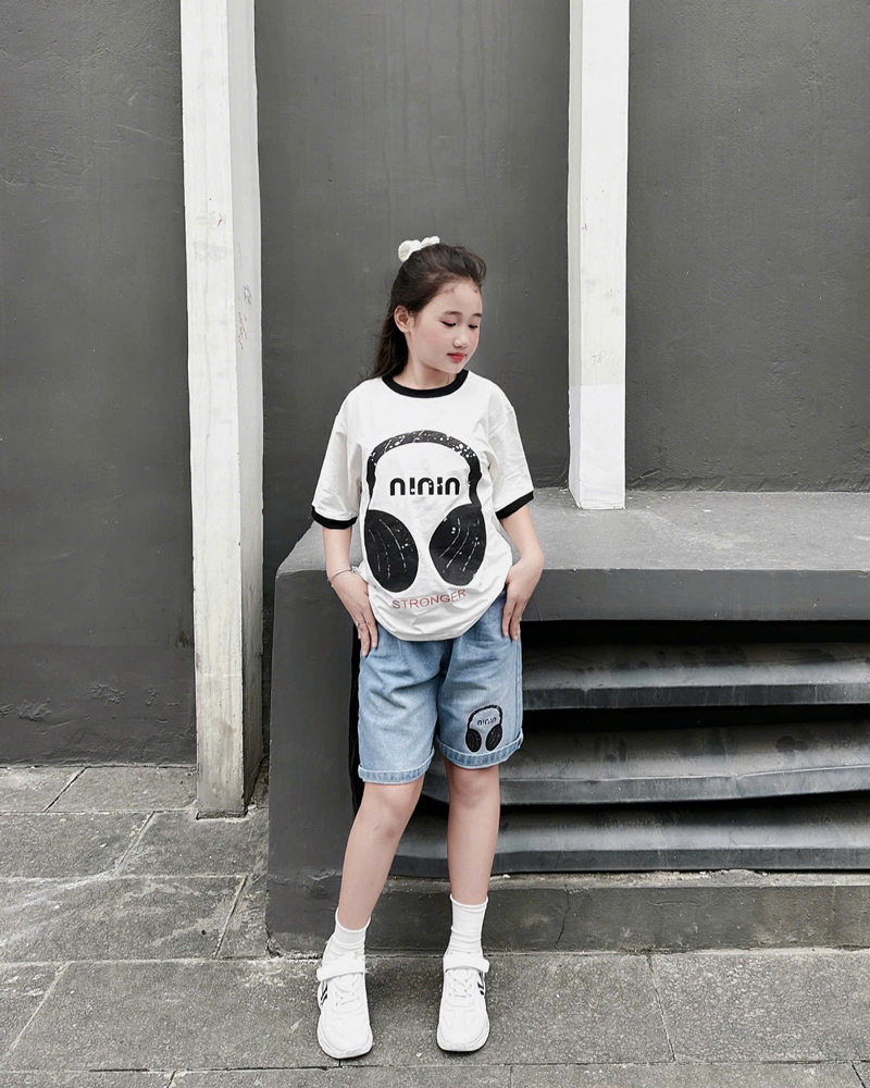Bộ jean ngố bé gái tai nghe