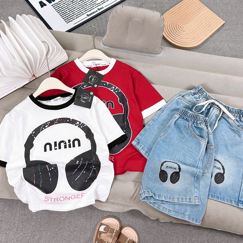 Bộ jean ngố bé gái tai nghe