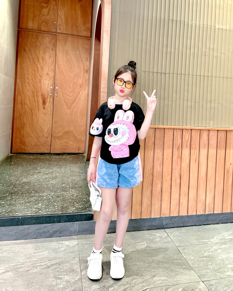 Bộ short jean bé gái Labubu hồng
