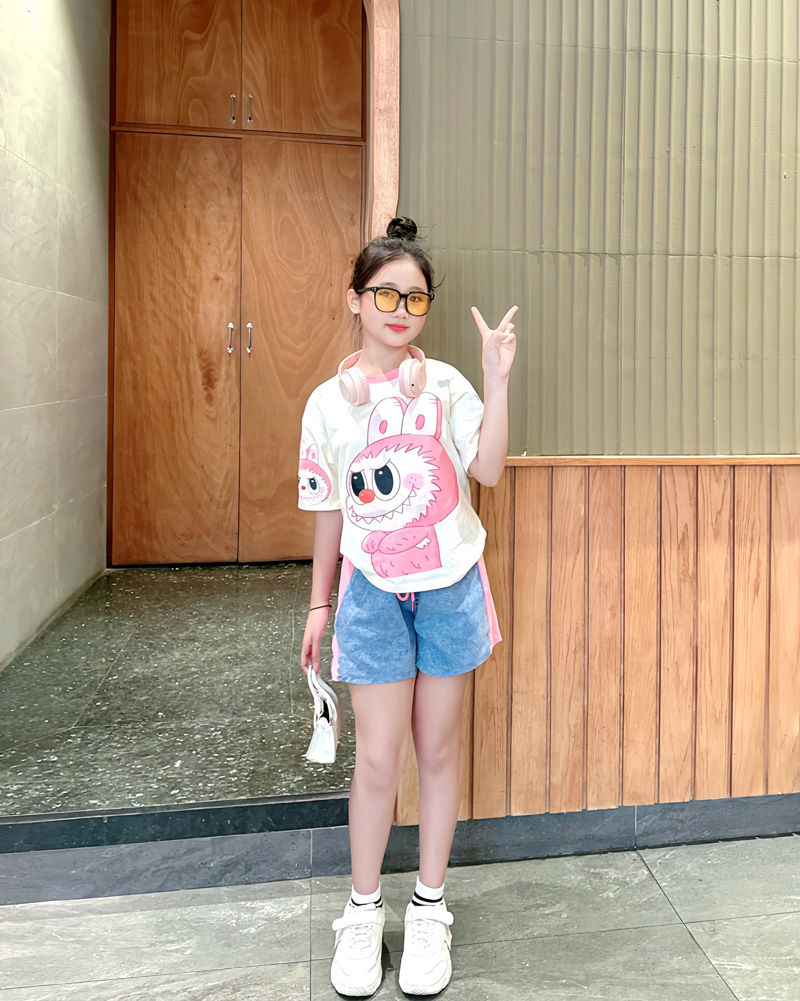 Bộ short jean bé gái Labubu hồng