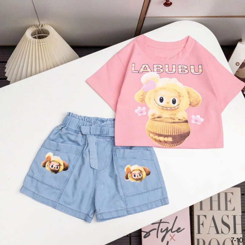 Bộ short jean bé gái Labubu nón hoa