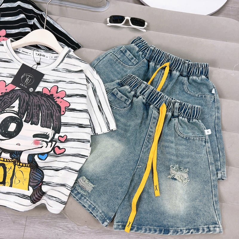 Bộ short jean bé gái sọc hình cô gái
