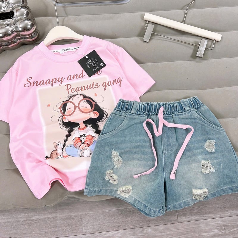 Bộ short jean cô gái đeo kiếng