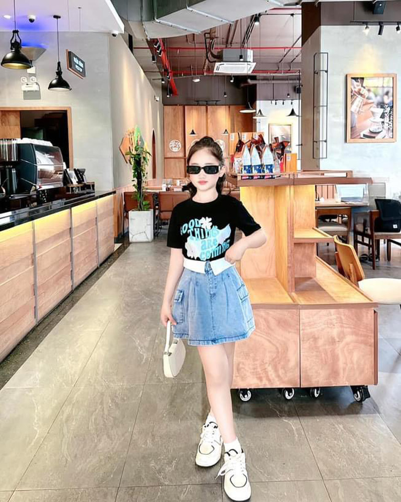 Bộ váy jean bé gái hình hoa