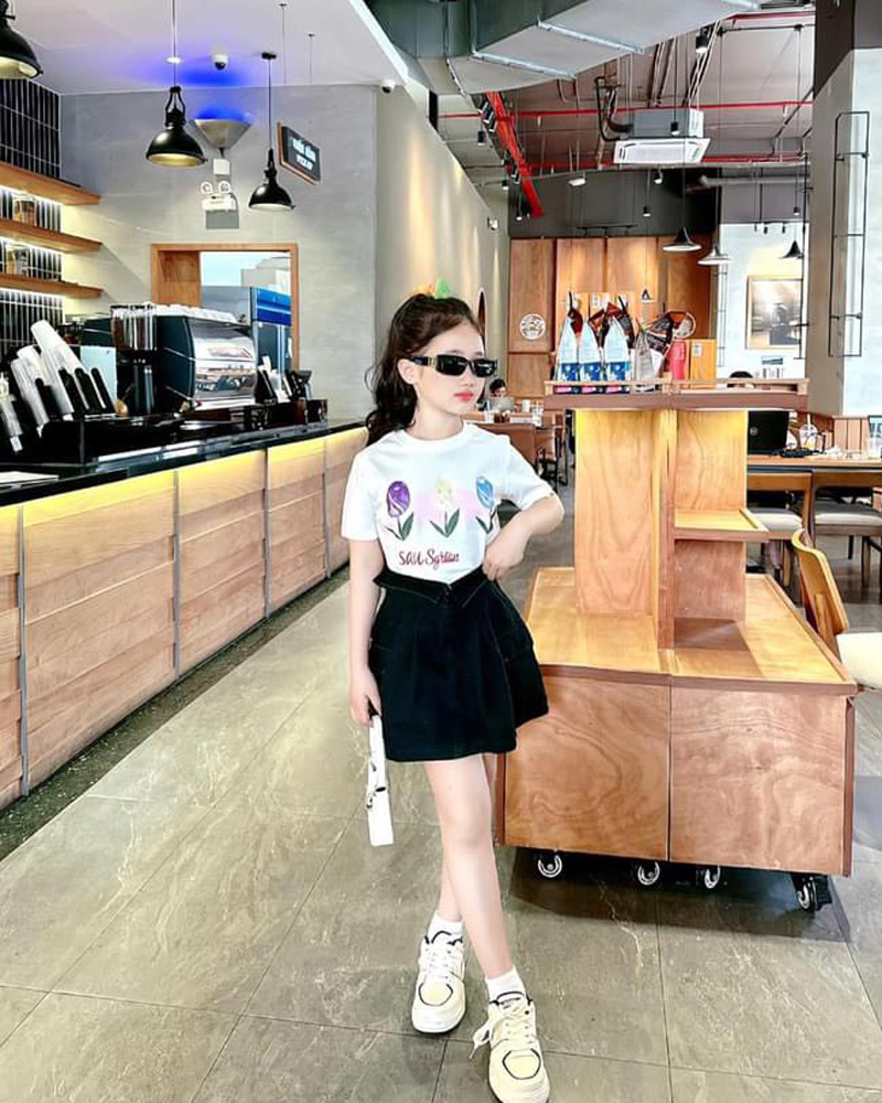 Bộ váy jean bé gái hình hoa