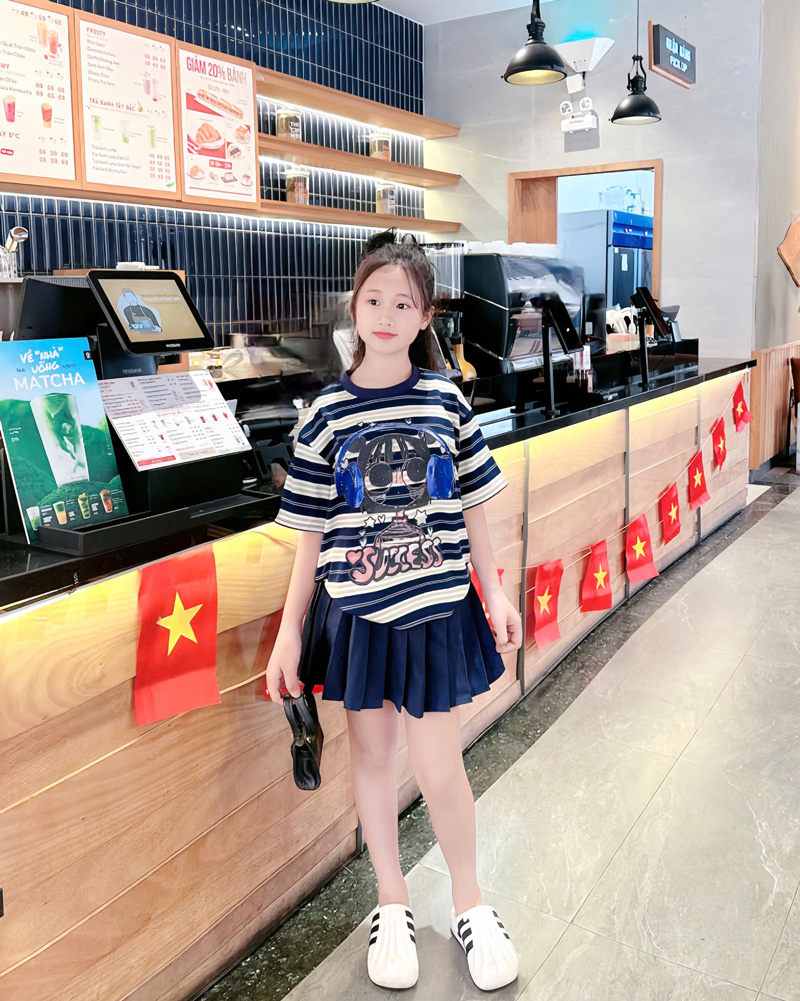 Bộ váy bé gái sọc tai nghe