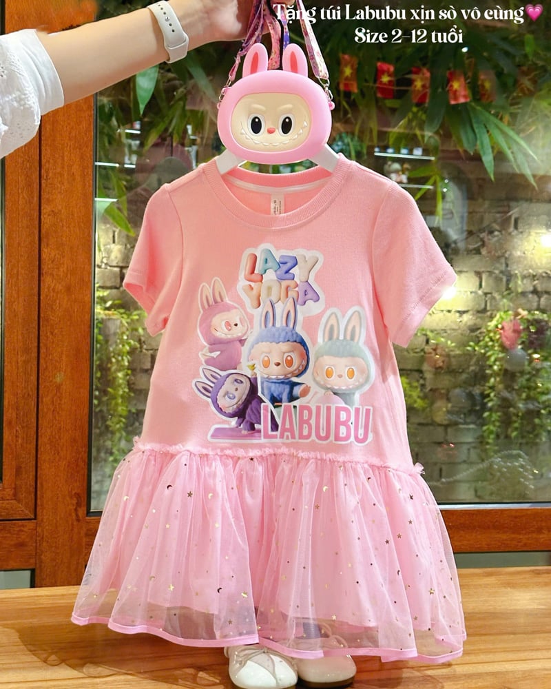 Đầm bé gái Labubu Lazy túi
