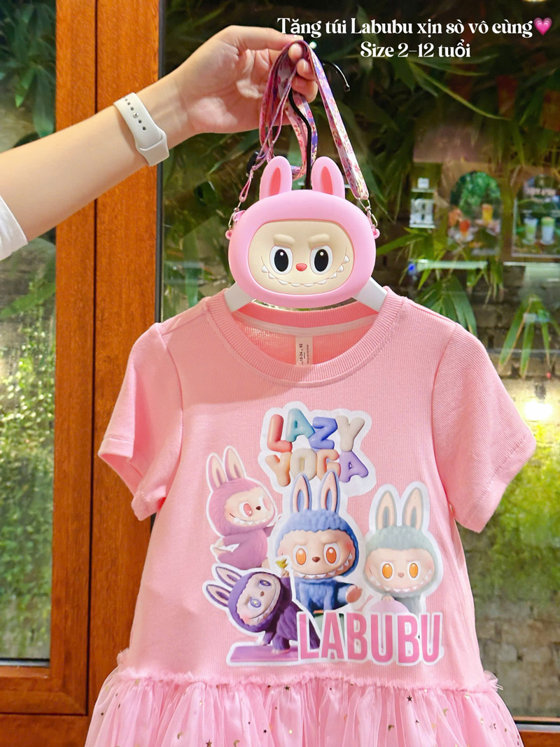 Đầm bé gái Labubu Lazy túi