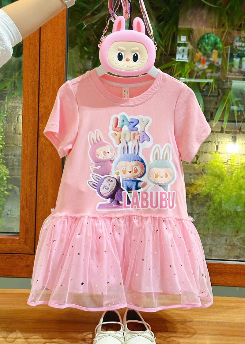 Đầm bé gái Labubu Lazy túi
