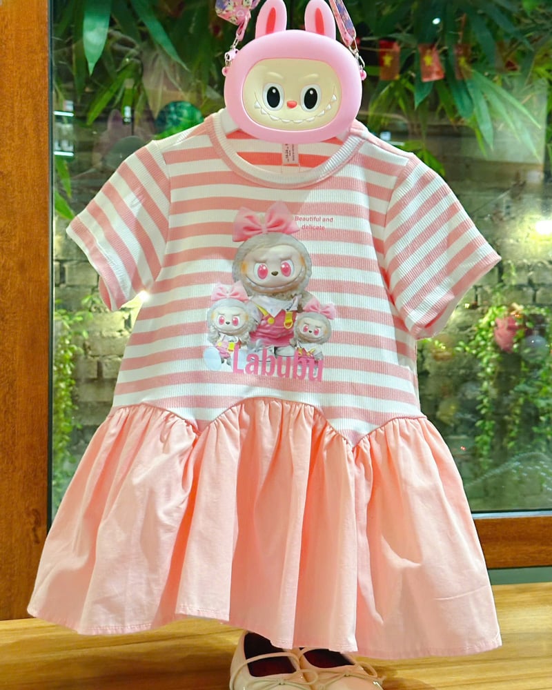 Đầm bé gái sọc cam Labubu kèm túi