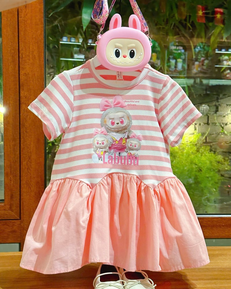 Đầm bé gái sọc cam Labubu kèm túi