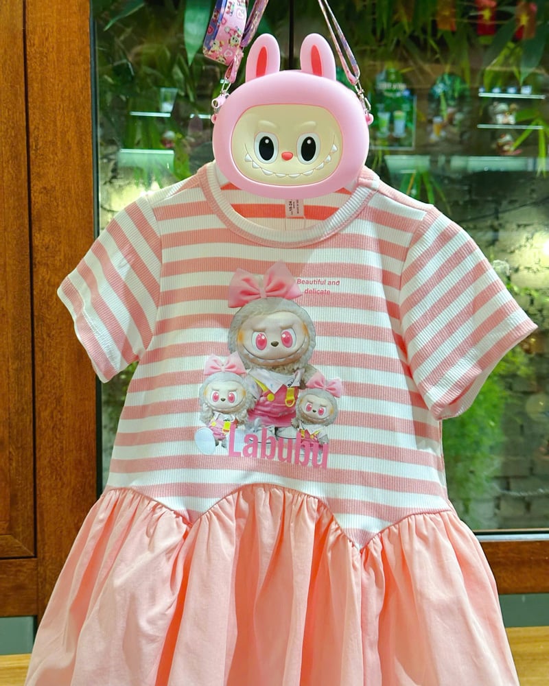 Đầm bé gái sọc cam Labubu kèm túi