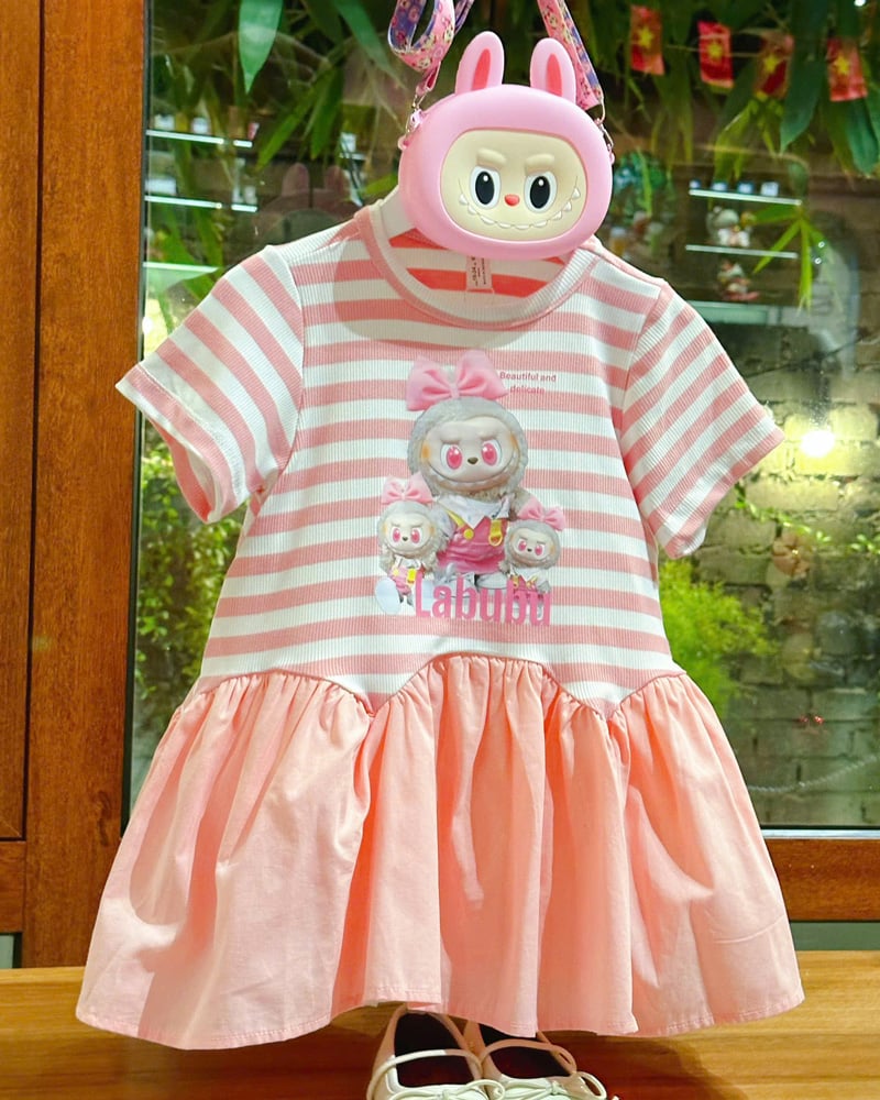 Đầm bé gái sọc cam Labubu kèm túi