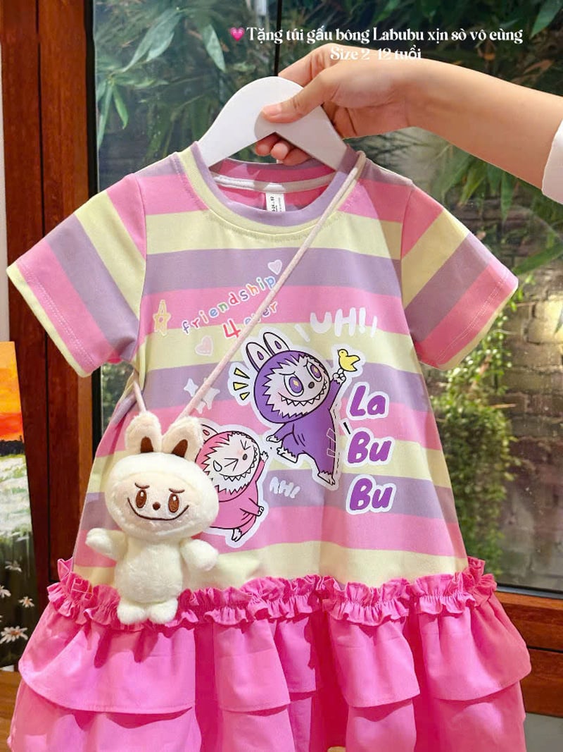 Đầm sọc bé gái Labubu kèm gấu