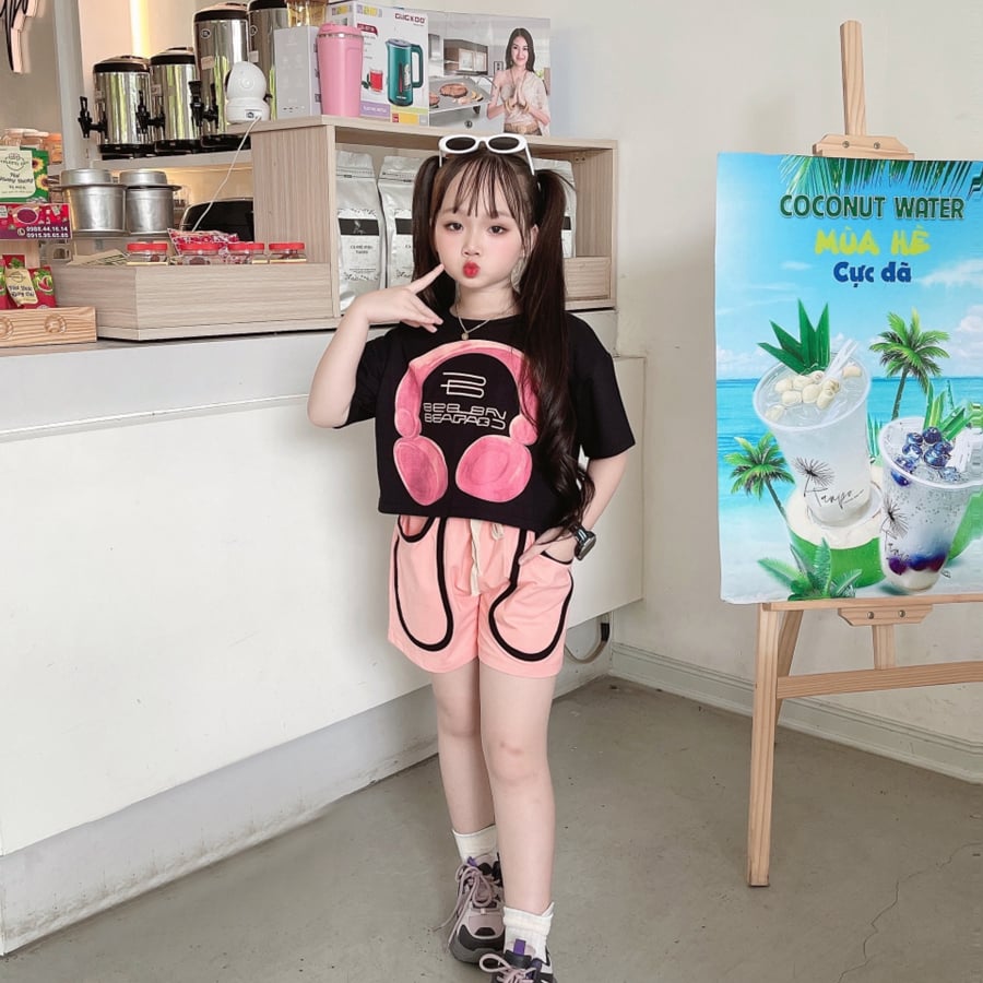 Bộ đùi bé gái hình tai nghe