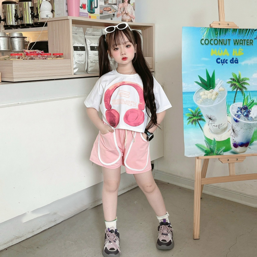 Bộ đùi bé gái hình tai nghe