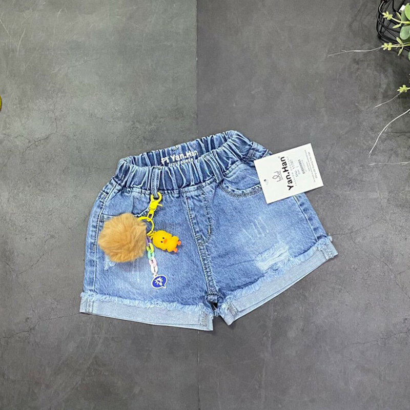 Quần short jean bé gái phụ kiện gà vàng