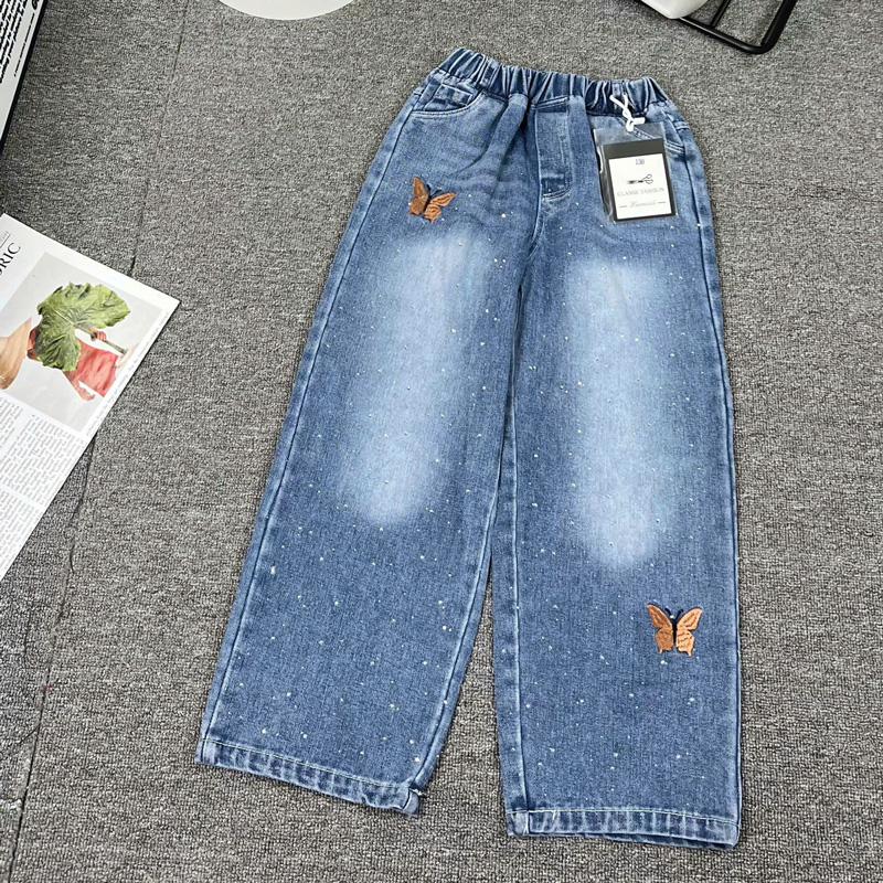 Quần jean bé gái suông thêu bướm