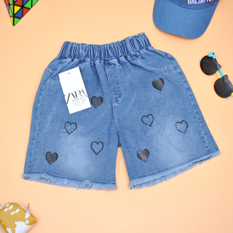 Quần short jean bé gái họa tiết tim