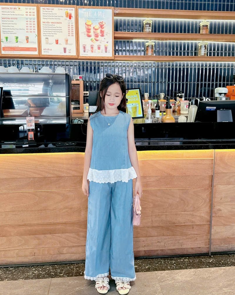 Bộ jean giấy bé gái phối ren