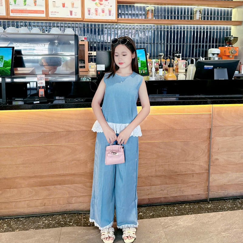 Bộ jean giấy bé gái phối ren