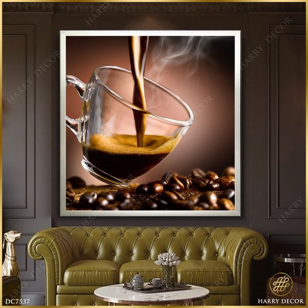  Tranh Vuông Rót Một Tách Cà Phê DC7538 